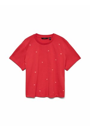 Rød T-shirt med korte ærmer og rund hals, dekoreret med små hvide sommerfugleprint spredt over forsiden.