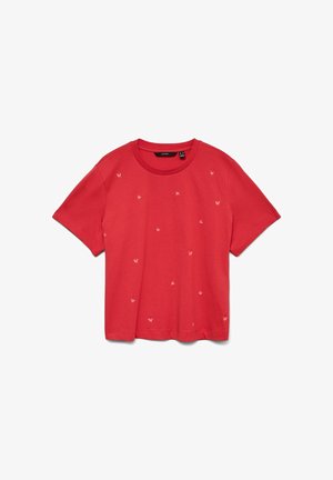 Rød T-shirt med korte ærmer og rund hals, dekoreret med små hvide sommerfugleprint spredt over forsiden.