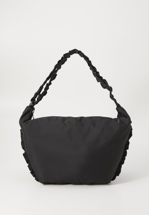 Schwarze Stofftasche mit einem weichen, strukturierten Körper und Rüschenverzierungen an den Seiten. Sie hat einen geflochtenen Tragegurt.