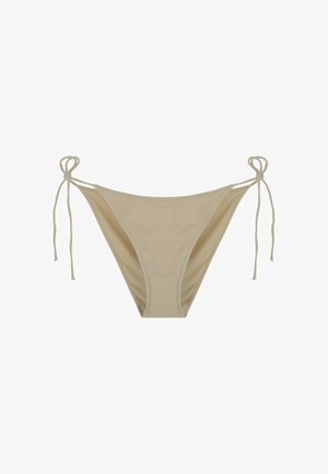 Beige bikini bottom met strik- zijbanden. Kenmerken zijn een gladde stof, een lage taille en minimale bedekking.
