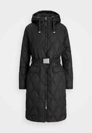 Manteau matelassé noir avec capuche, équipé d'une ceinture avec boucle logo argentée, deux poches avant et une fermeture éclair à l'avant.