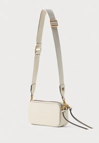 Bolsa tiracolo de pele de cor creme com formato retangular, hardware dourado e alça ajustável. Apresenta superfície texturizada e fecho com zíper.