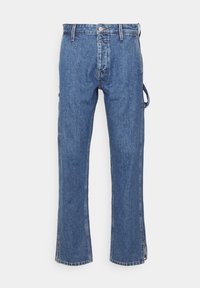 Vaqueros de denim azul claro con corte recto, que cuentan con un diseño clásico de cinco bolsillos y lazos laterales para sujeción, con dobladillos ligeramente desflecados.
