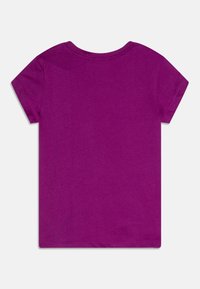 Tričko s krátkým rukávem v jednobarevné fialové bavlně, s kulatým výstřihem a hladkou texturou, s rovnou spodní hranou bez dalších grafických prvků.