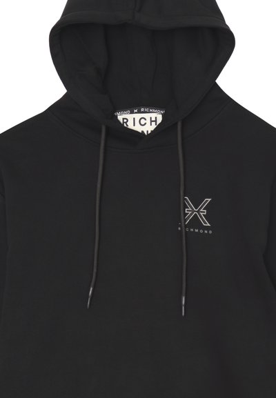 Felpa nera con cappuccio realizzata in tessuto morbido, dotata di cappuccio con lacci e un piccolo logo grigio sul petto. Design semplice con una texture liscia.