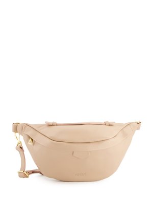 Fanny pack i blødt beige læder med en buet form. Har en guld hardwarelås, lynlåslukning og prægede logo detaljer.