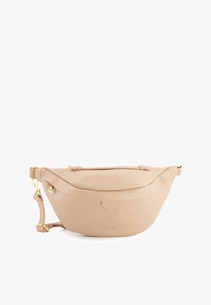 Gürteltasche aus weichem beigem Leder mit geschwungener Form. Sie verfügt über einen goldfarbenen Verschluss, einen Reißverschluss und ein geprägtes Logodetail.