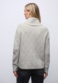 Lichtgrijze, textuursweater met een hoge kraag en ribbelzoom. Beschikt over een ruitpatroon, lange mouwen en een relaxte pasvorm.