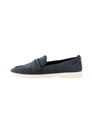 Zapatos de ante azul oscuro sin cordones con una textura suave, que presentan una tira cosida en el empeine y una suela de goma blanca.