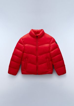 Giacca puffer rossa con colletto alto, zip frontale e due tasche laterali. Presenta un motivo a righe orizzontali e una toppa nera con il marchio sulla manica.