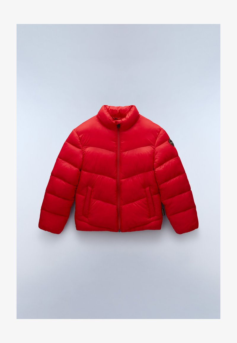 Giacca puffer rossa con colletto alto, zip frontale e due tasche laterali. Presenta un motivo a righe orizzontali e una toppa nera con il marchio sulla manica.