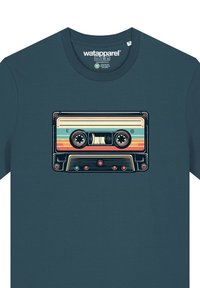 Marineblauwe T-shirt met een retro cassettebandje grafiek, versierd met meerkleurige horizontale strepen, ronde spoelen en bedieningsknoppen.