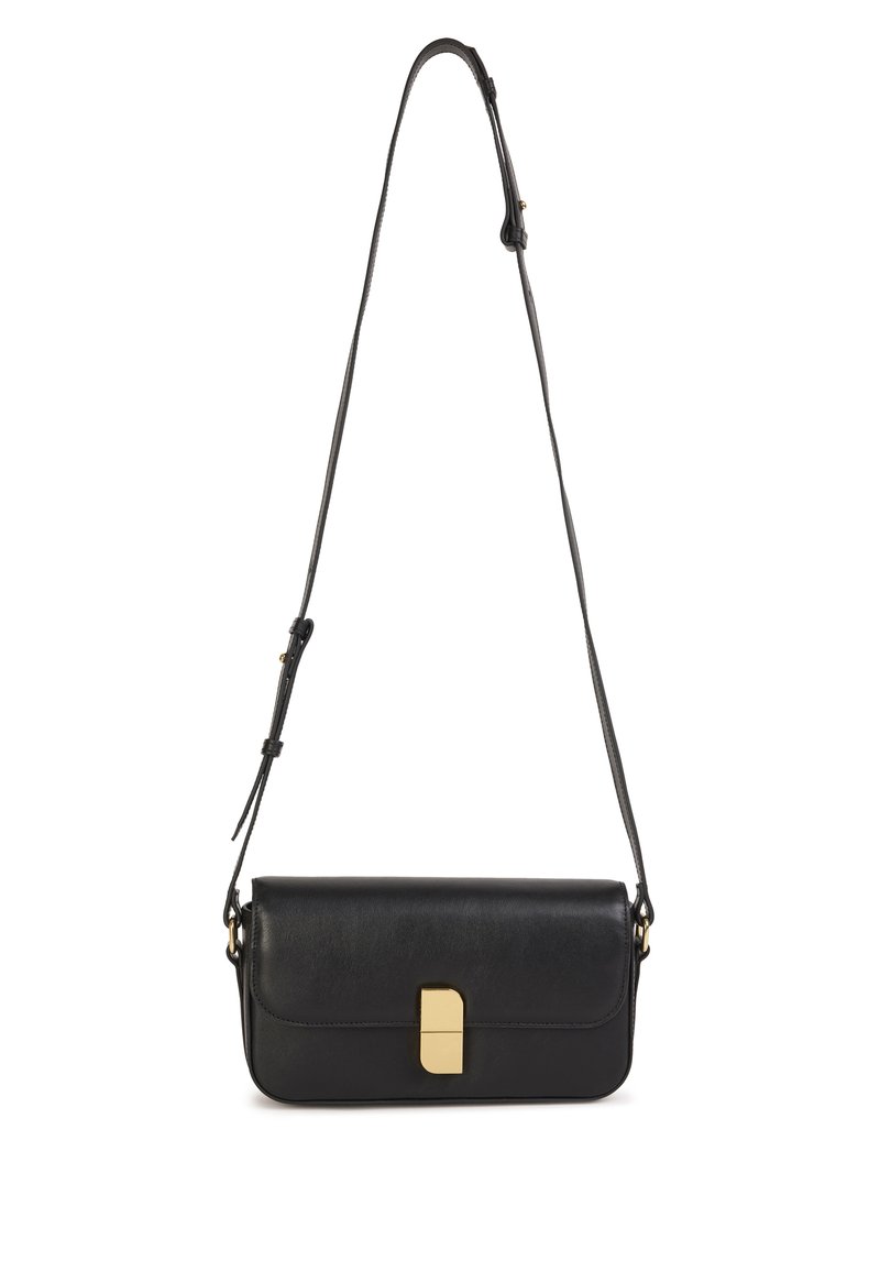 Zwarte leren crossbodytas met een rechthoekige vorm, voorzien van een goudkleurige sluiting en een platte riem. Soepele textuur en minimalistisch ontwerp.