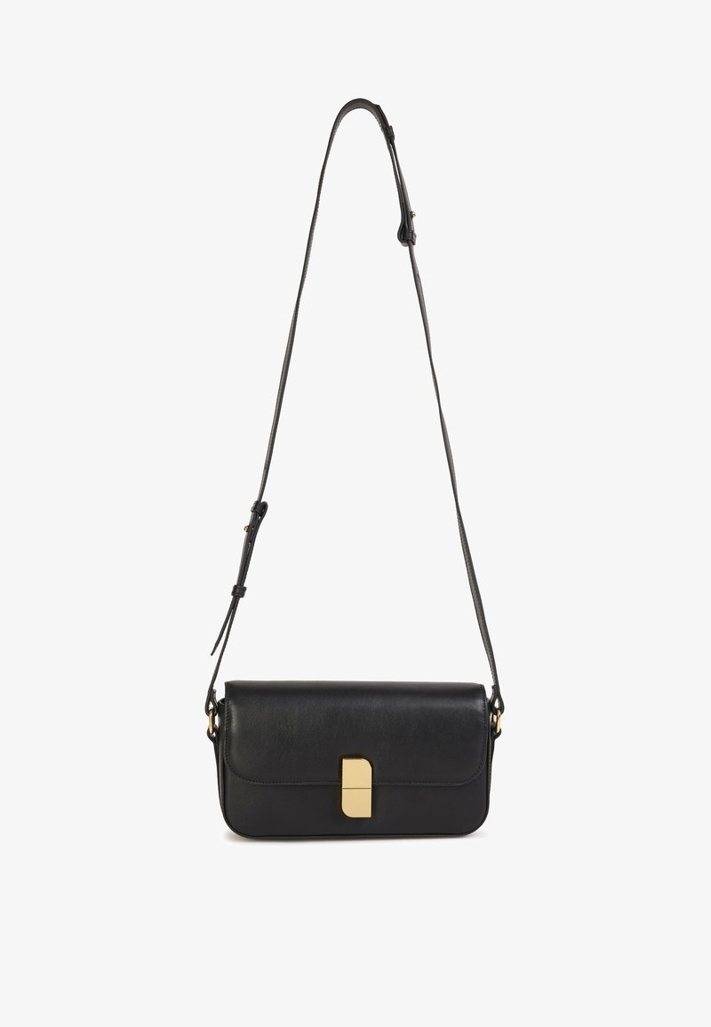 Zwarte leren crossbodytas met een rechthoekige vorm, voorzien van een goudkleurige sluiting en een platte riem. Soepele textuur en minimalistisch ontwerp.