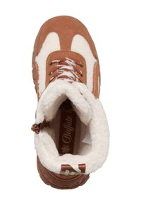 Botas de ante marrón con forro blanco de felpa y acentos de cordones negros. Punta redondeada y suela texturizada. Logotipo visible en la lengüeta.