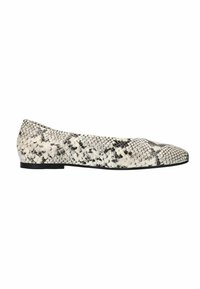 Platte schoenen gemaakt van gestructureerd nepleer in wit en zwart, met een ronde neus en een lage zwarte zool.
