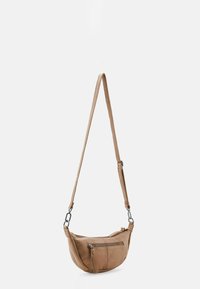 Bolso de cuero marrón tipo bandolera con forma curva, correa ajustable, bolsillo delantero con cremallera y acabado texturizado. Presenta detalles en hardware plateado.