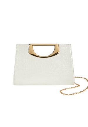 Borsa bianca con texture coccodrillo e manico intagliato in metallo dorato, dotata di tracolla a catena dorata rimovibile, su sfondo bianco.