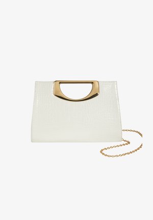 Borsa bianca con texture coccodrillo e manico intagliato in metallo dorato, dotata di tracolla a catena dorata rimovibile, su sfondo bianco.
