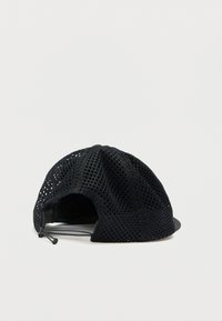 Μαύρο καπέλο με κατασκευή από πλέγμα, με καμπύλη γείσο και ρυθμιζόμενο λουράκι στο πίσω μέρος για προσαρμογή του μεγέθους.