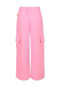 Roze cargobroek met een brede poot, elastische tailleband, twee zijzakken met flappen en een gestructureerd accent bij de zakken.