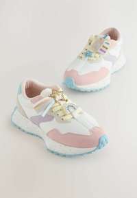 Bunte Sneakers mit einer Mischung aus weißen, rosa, gelben, lila und blauen Materialien, funkelnden Akzenten und einer strukturierten, gesprenkelten Sohle.