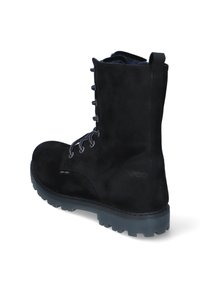 Stivaletto in suede nero con punta tonda, suola a strappo in gomma, otto occhielli per i lacci e un loop nella parte posteriore. Presenta un marchio discreto.