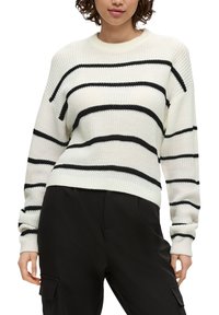 Weißer gestrickter Pullover mit schwarzen horizontalen Streifen, Rundhalsausschnitt und lockerer Passform mit gerippten Bündchen und Saum. Getragen mit schwarzen Hosen.