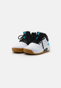 Zapatillas deportivas blancas y negras con acentos azules, parte superior texturizada y suela de goma. Cuenta con cordones y un cuello acolchado para mayor soporte.