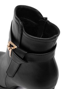 Czarne skórzane botki za kostkę z zamkiem błyskawicznym, złotym zapięciem, gładką teksturą i solidną podeszwą.