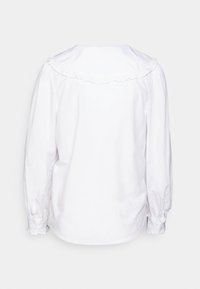 Blusa bianca a maniche lunghe con colletto arricciato, polsini gathered e vestibilità comoda. Realizzata in tessuto leggero con una superficie semplice e texture.