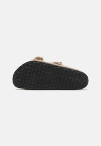 Birkenstock ARIZONA SHEARLING LEVE LAF REGULAR UNISEX - Sandalias - taupe