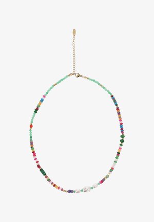 Ketting met kleine ronde meerkleurige kralen, drie onregelmatige witte parels dicht bij het midden en een gouden sluiting met verstelbare ketting.