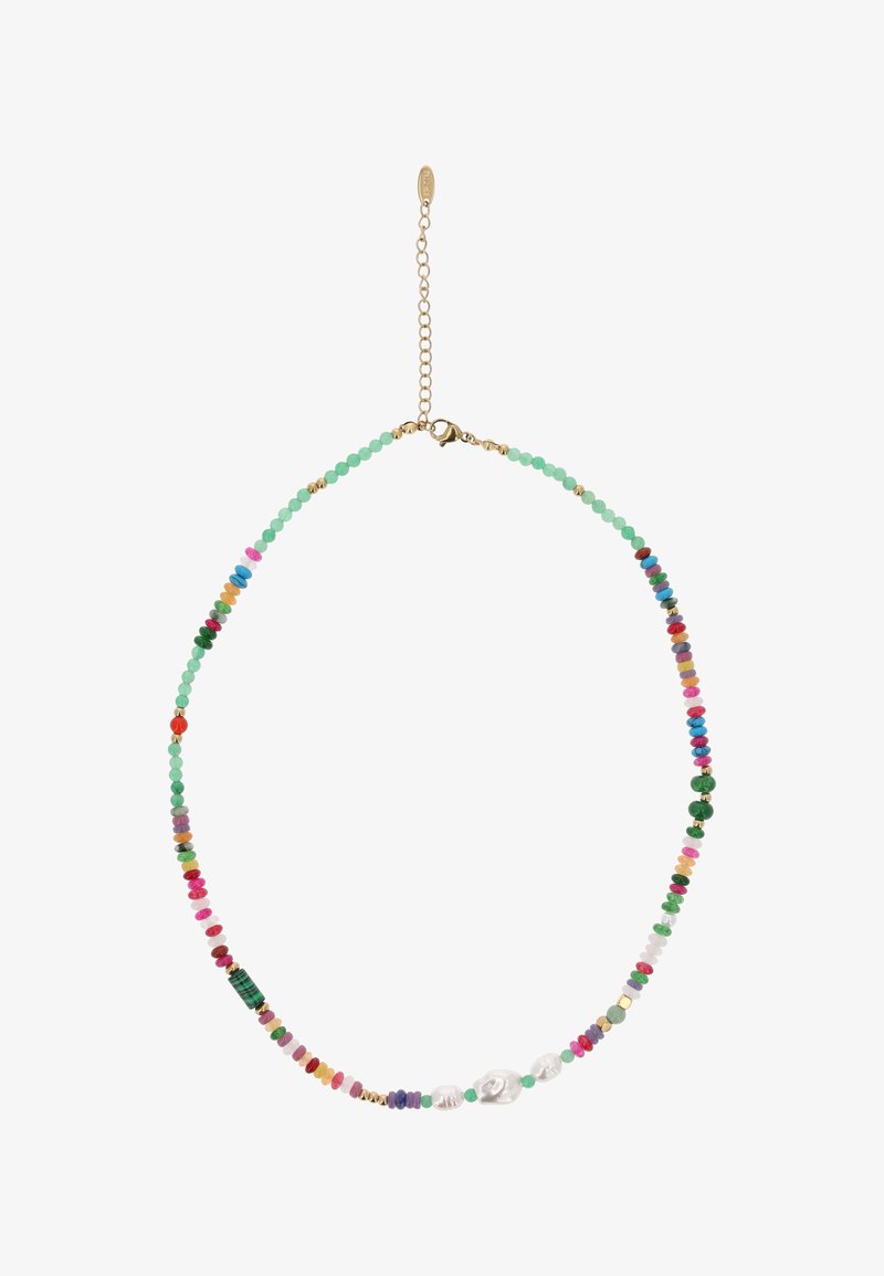 Halskette mit kleinen runden mehrfarbigen Perlen, drei unregelmäßigen weißen Perlen nahe der Mitte und einem goldenen Verschluss mit verstellbarer Kette.