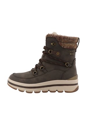 Donkerbruine winterlaars met dikke beige zool, metalen oogjes, bruine veters en een gebreide boord met fleece voering, gelabeld "Tom Tailor TEX."