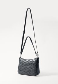 Borsa a spalla in pelle nera con motivo monogramma texturizzato, chiusura con zip e tracolla regolabile con dettagli in metallo argentato.