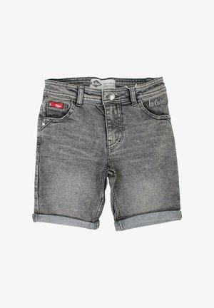 Shorts en jean gris avec ourlets retroussés, cinq poches et une fermeture par bouton. Comprend une petite étiquette de marque rouge sur la poche avant.