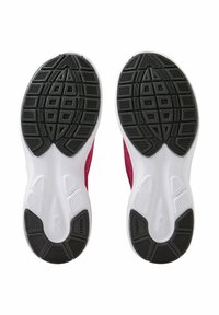 Scarpe sportive con una suola esterna in gomma nera texturizzata, una intersuola bianca e una tomaia in tessuto rosa. Presentano un battistrada a motivo per una migliore aderenza.