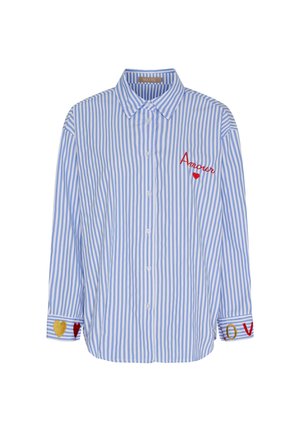 Blå og hvid skjorte med lodrette striber, knapper foran, med broderet "Amour" og rødt hjerte på brystet samt guld- og røde hjertedetaljer på ærmekanterne.
