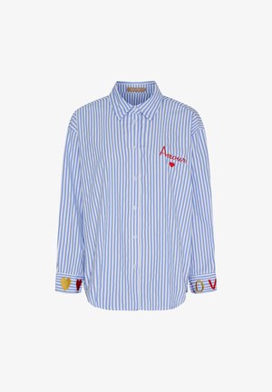 Blå og hvid skjorte med lodrette striber, knapper foran, med broderet "Amour" og rødt hjerte på brystet samt guld- og røde hjertedetaljer på ærmekanterne.