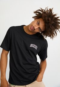 Dickies AITKIN CHEST TEE - Apdrukāts T-krekls - black/plum perfect