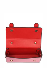 Offene rechteckige rosa Handtasche mit rotem Innenfutter, goldenen Druckknöpfen und schwarzem Rand auf einem weißen Hintergrund.