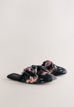 Papuci cu talpă joasă, din țesătură închisă la culoare, cu model floral și accent nodat pe partea superioară. Design cu vârf deschis și talpă plată, pentru o mai bună respirabilitate.