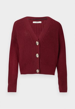 Burgunderfarget strikket cardigan med dyp V-hals, tre store knapper og ribbestrikket tekstur, med lange ermer og kort design.