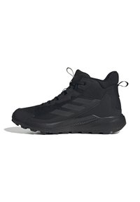 Sorte højtop sneakers med mesh-overdel, forstærket tæer og tekstureret sål med multidirektionale knopper for bedre greb.