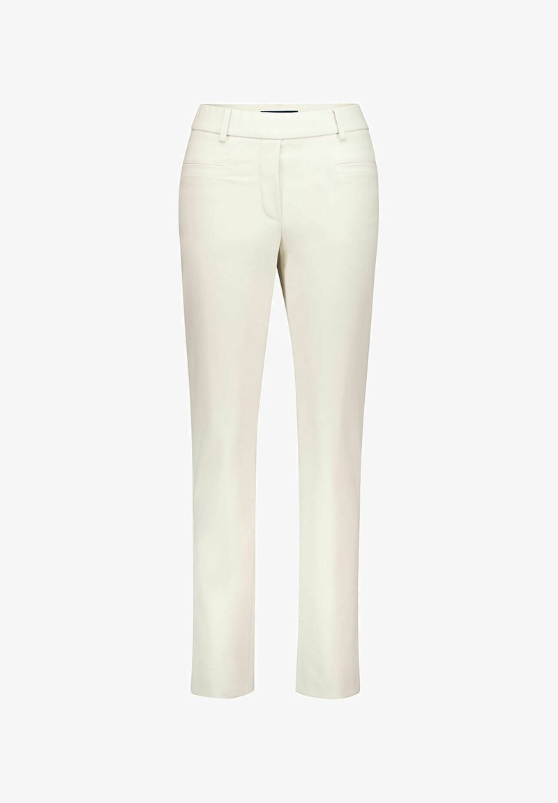 Witte, op maat gemaakte, slim-fit broek met riemlussen, voorzakken en een verborgen voorsluiting.