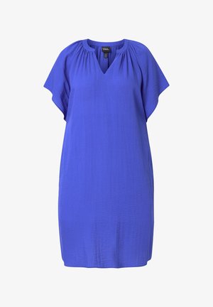 Królewsko niebieska sukienka do kolan z krótkimi falującymi rękawami i marszczonym okrągłym dekoltem z małym wycięciem w kształcie litery V.
