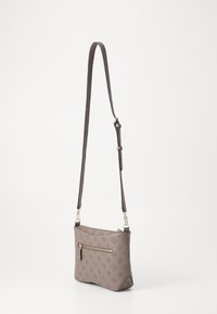 Grijze schoudertas van gestructureerd materiaal, met een voorvak met rits, verstelbare riem en een reliëf logo patroon.