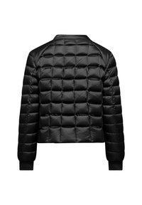 Zwarte gewatteerde pufferjack met een cropped ontwerp, met een gladde, glanzende textuur en ribbelmanchetten. De achterkant toont een ruitpatroon.