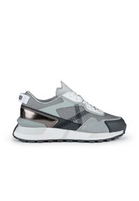 Zapatillas ligeras en gris claro y negro, confeccionadas en malla y ante. Cuentan con un acento metálico, paneles texturizados y una entresuela blanca con suela de goma.